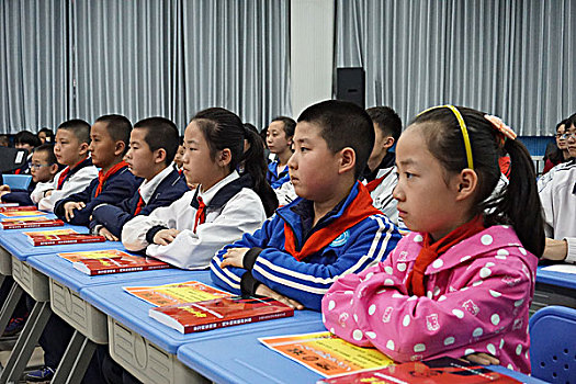 学生聆听感动中国人物故事