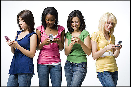 四个女人,手机,微笑