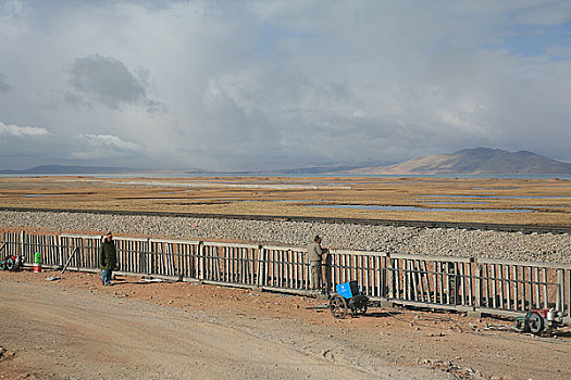 青藏铁路沿线正在修建隔离护栏,保障列车的正常通行
