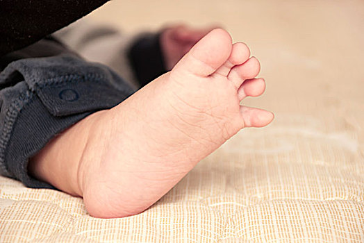 一名7个月大的男婴的小脚丫