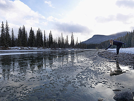 女性,远足者,接触,水,冰冻,河,棍,弓河,班芙国家公园,艾伯塔省,加拿大