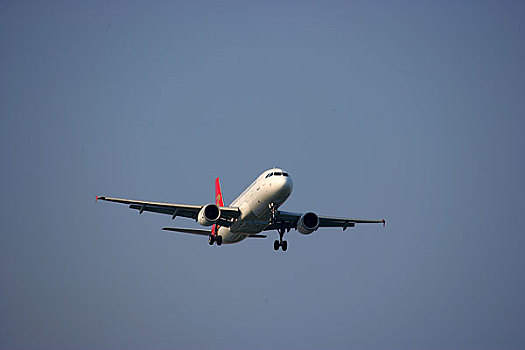 中国深圳航空公司的客机正在重庆江北国际机场降落