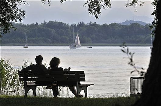 伴侣,放松,公园长椅,女人岛,基姆湖,上巴伐利亚,巴伐利亚,德国,欧洲