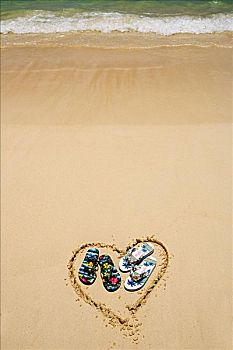 两个,夏威夷,风格,人字拖鞋,室内,心形,沙子