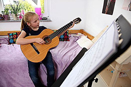 女孩,10岁,实践,演奏,吉他,房间