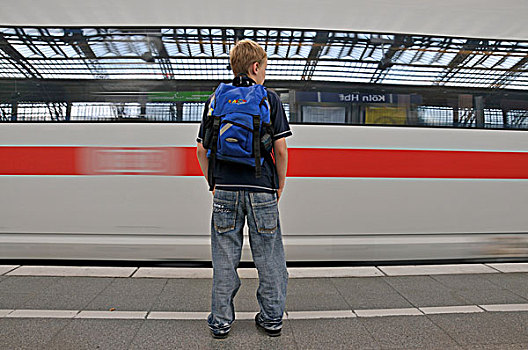 男孩,站立,站台,正面,冰,铁路,车站,科隆,北莱茵威斯特伐利亚,德国,欧洲
