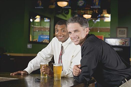 两个男人,酒吧