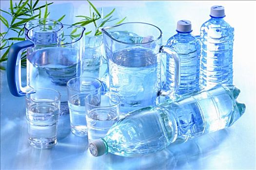 水,玻璃杯,罐,塑料瓶