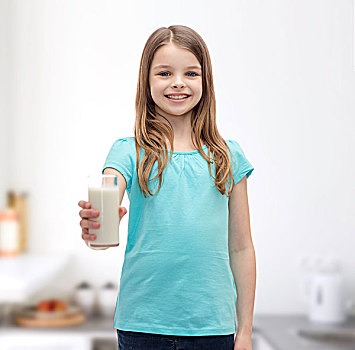 健康,美容,概念,微笑,小女孩,给,牛奶杯