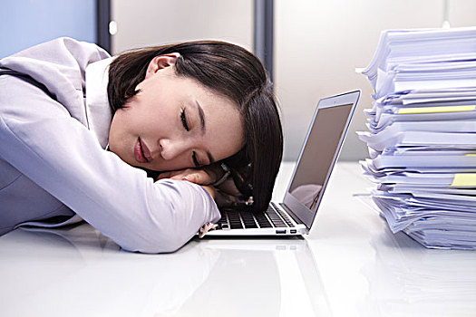 疲惫,职业女性,睡觉,笔记本电脑
