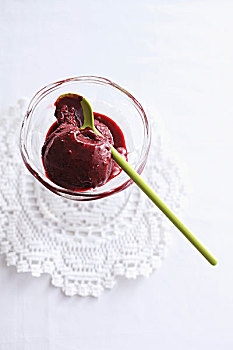黑莓,红酒,冰淇淋,玻璃碗,木勺