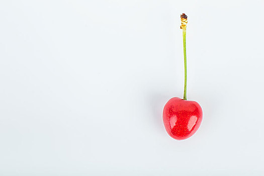 白背景上的红色樱桃,健康水果创意图片