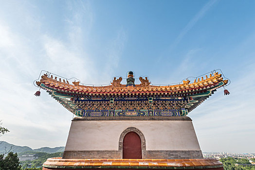 中国北京北海公园琼岛的古代园林建筑