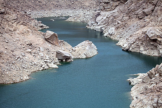 新疆哈密,山区水库