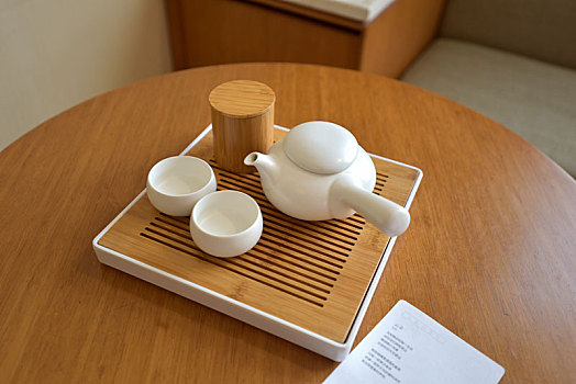 桌面上的茶具