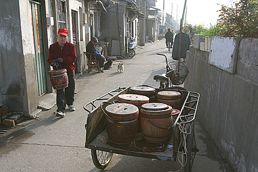 生活在乌镇大运河边的人家在倒马桶