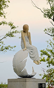 上海滴水湖雕塑公园少女雕像