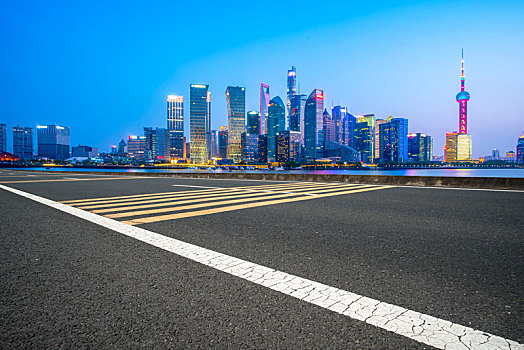 上海陆家嘴建筑夜景和城市道路交通