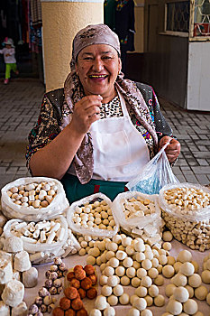 塔什干,乌兹别克斯坦,中亚,女人,销售,奶酪,食物杂货,市场