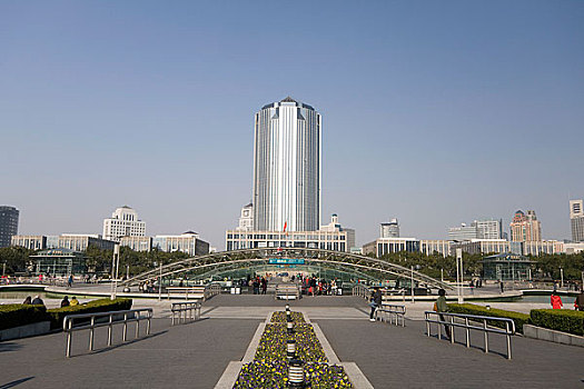 上海浦东新区政府大楼和地铁入口