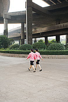 广州,两个女人,穿,相配,制服,走,桥,后视图