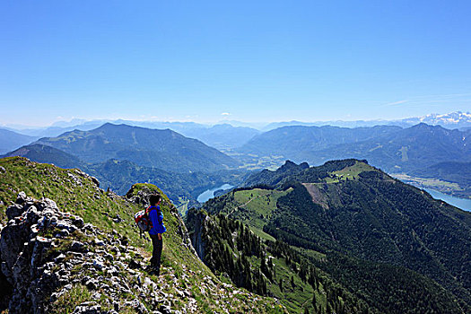 女人,背包,山,湖,中间,右边,萨尔茨卡莫古特,区域,萨尔茨堡,上奥地利州,奥地利,欧洲