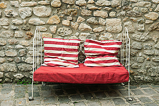双人沙发,红色,垫子,正面,石墙