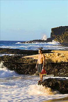 夏威夷,瓦胡岛,沙滩,站立,岩石上,看,海洋,拿着,鳍状物