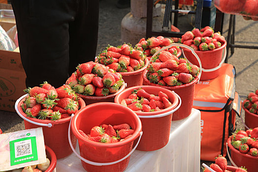 农民大集上草莓新鲜上市,市民纷纷选购尝鲜