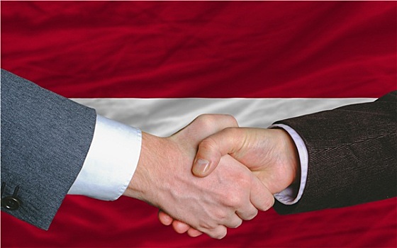 商务人士,握手,交易,正面,拉脱维亚,旗帜