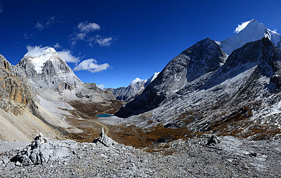 四川,亚丁,稻城,稻城亚丁,景区,甘孜州,藏族,自然,山水,雪山,风光,蓝天,天空,森林