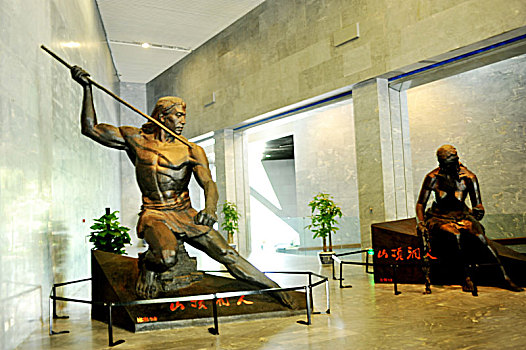 周口店北京人遗址博物馆展出的古人类生活场景