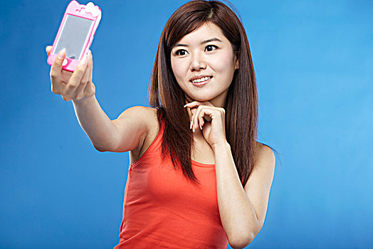 亚洲女青年玩手机