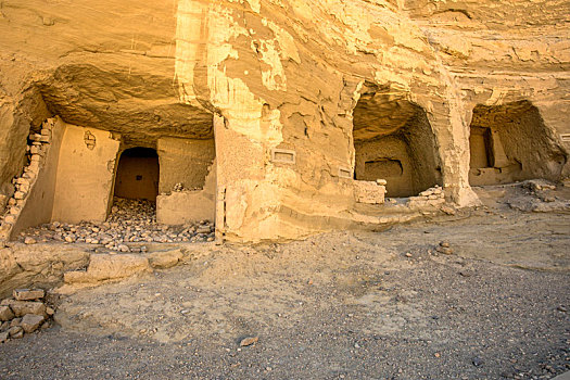 古格王朝遗址上的洞穴