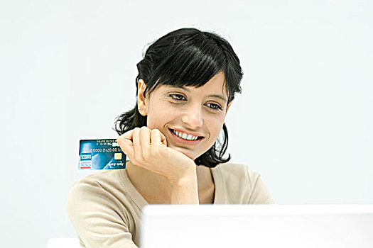 女人,拿着,信用卡,看,笔记本电脑,微笑