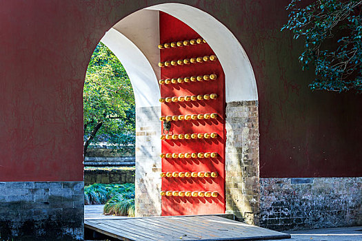 红色拱形宫门,南京明孝陵古建筑朱漆大门