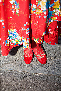 女人,红色,鞋,花,连衣裙,渔网,紧身裤,站立,灰色,水泥