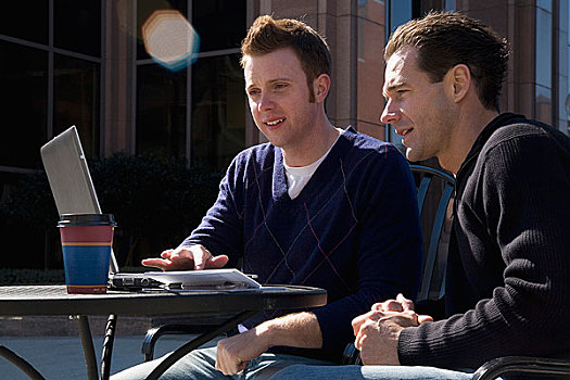 两个男人,看,笔记本电脑,露天咖啡馆