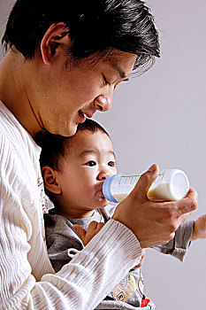 父亲给男孩喂奶