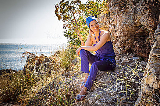 女人,穿,紫色,装束,缠头巾,坐,石头,海洋