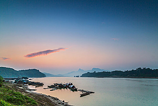 夏季清晨的江畔渔船