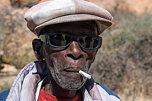 纳米比亚人,男人,戴着,墨镜,帽子,吸烟,香烟,头像,达马拉兰,纳米比亚,非洲