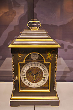 德国19世纪木制雕花金属提环座钟