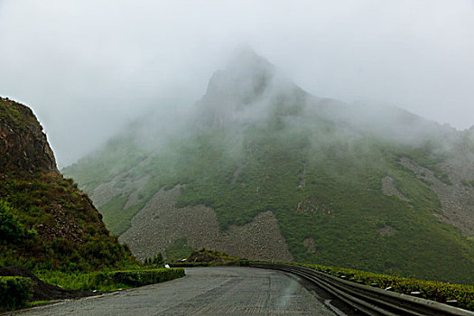山间公路穿行于云雾之中