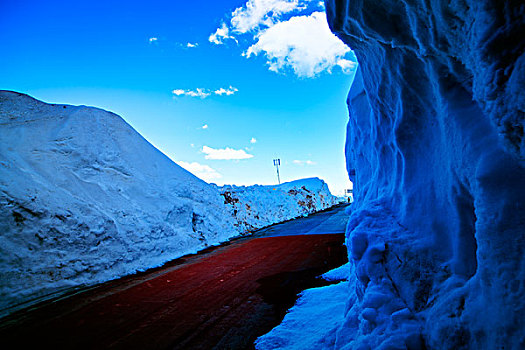 新疆,雪山,蓝天白云,道路