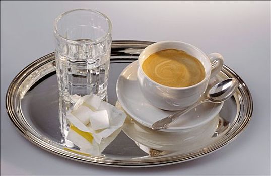 咖啡杯,水杯,方糖,银色托盘