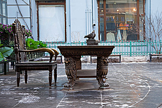 哈尔滨俄罗斯风情小镇的桌子雕塑