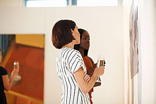 两个女人,看,油画,画廊,打开