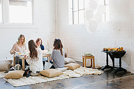 四个女人,坐,矮桌,垫子