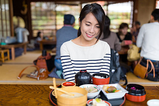 女人,享受,日本料理,餐馆